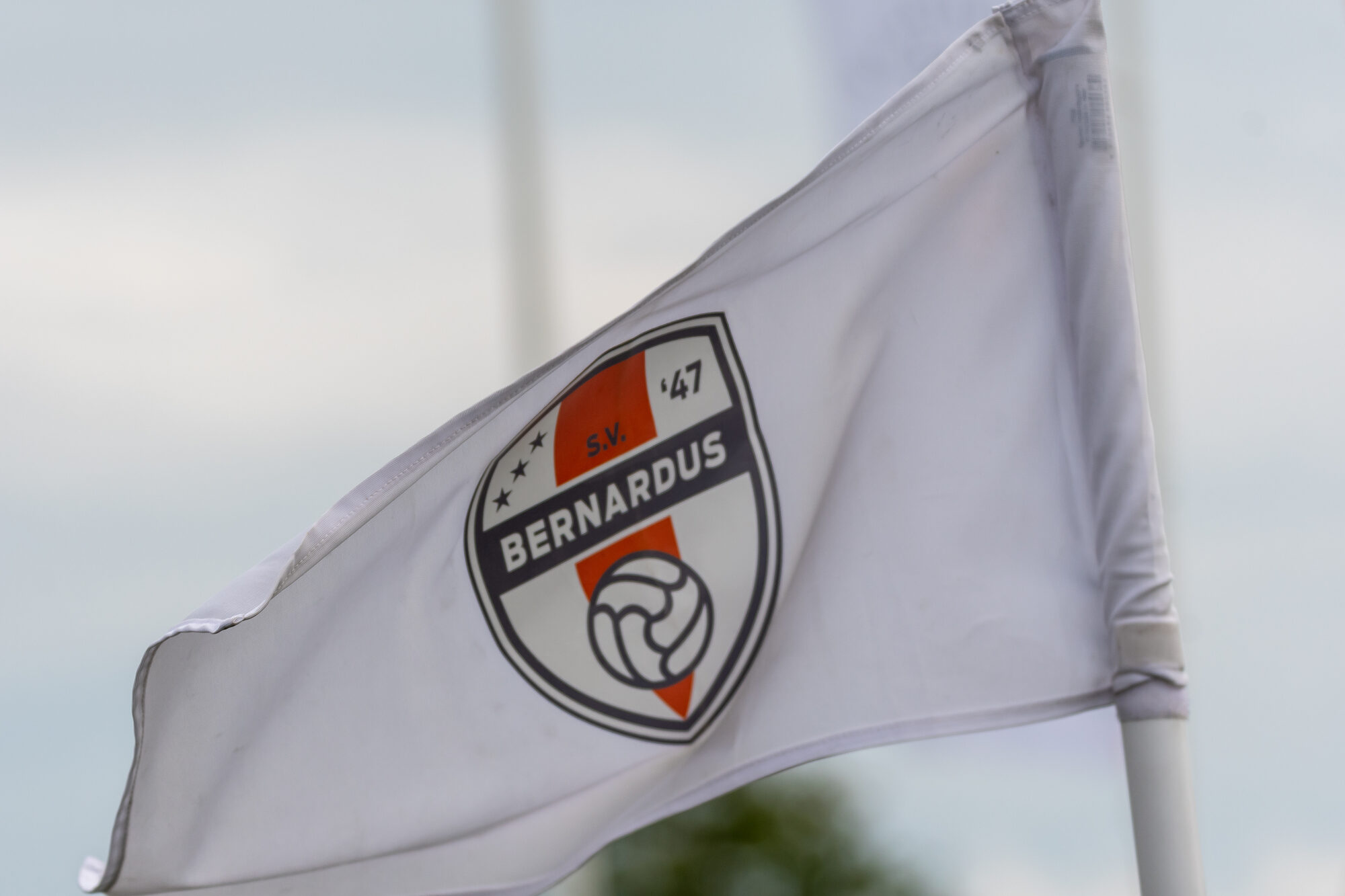 Cornervlag met het clubembleem van SV Bernardus