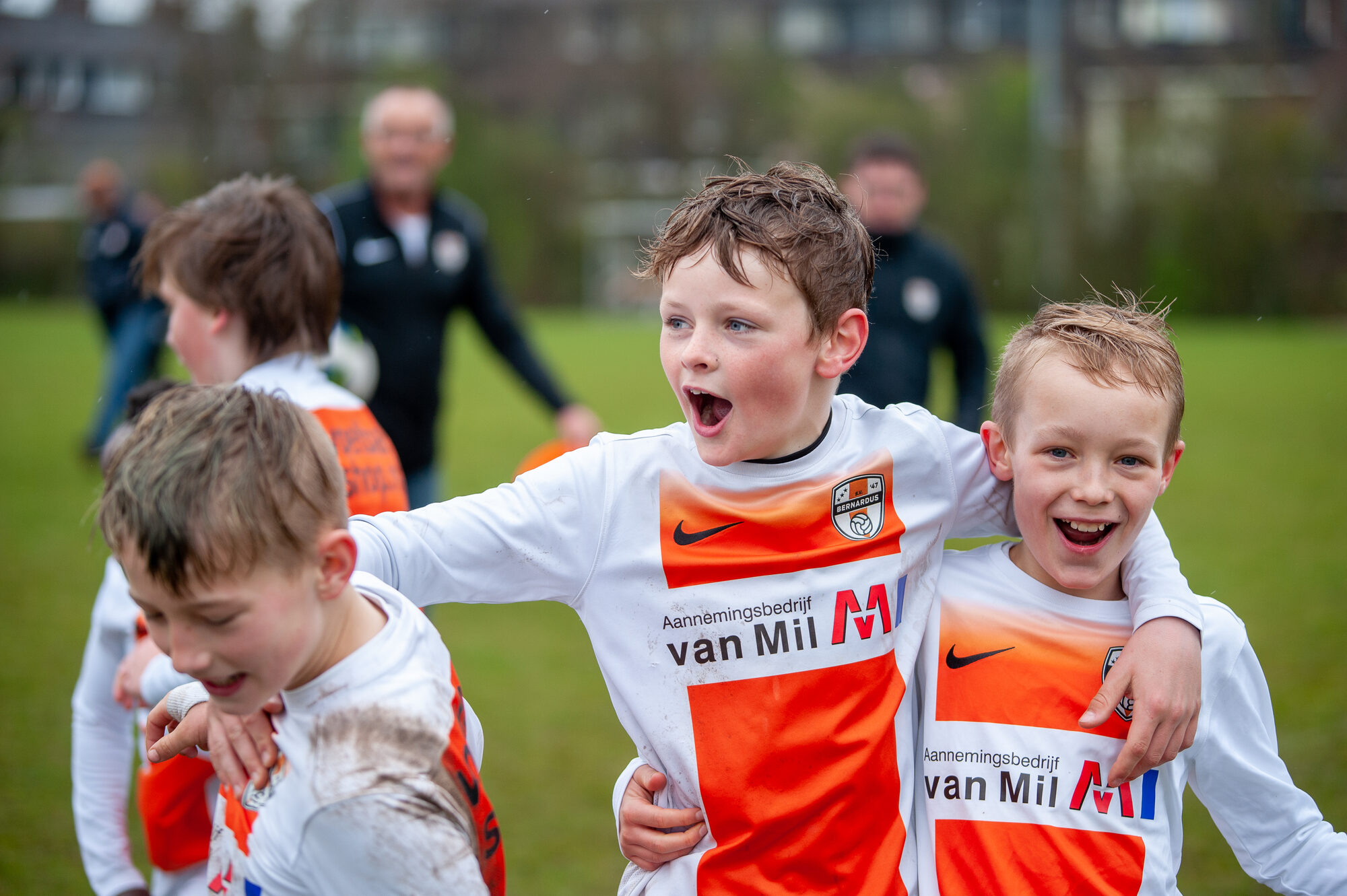 Jonge spelertjes van SV Bernardus juichen dolgelukkig