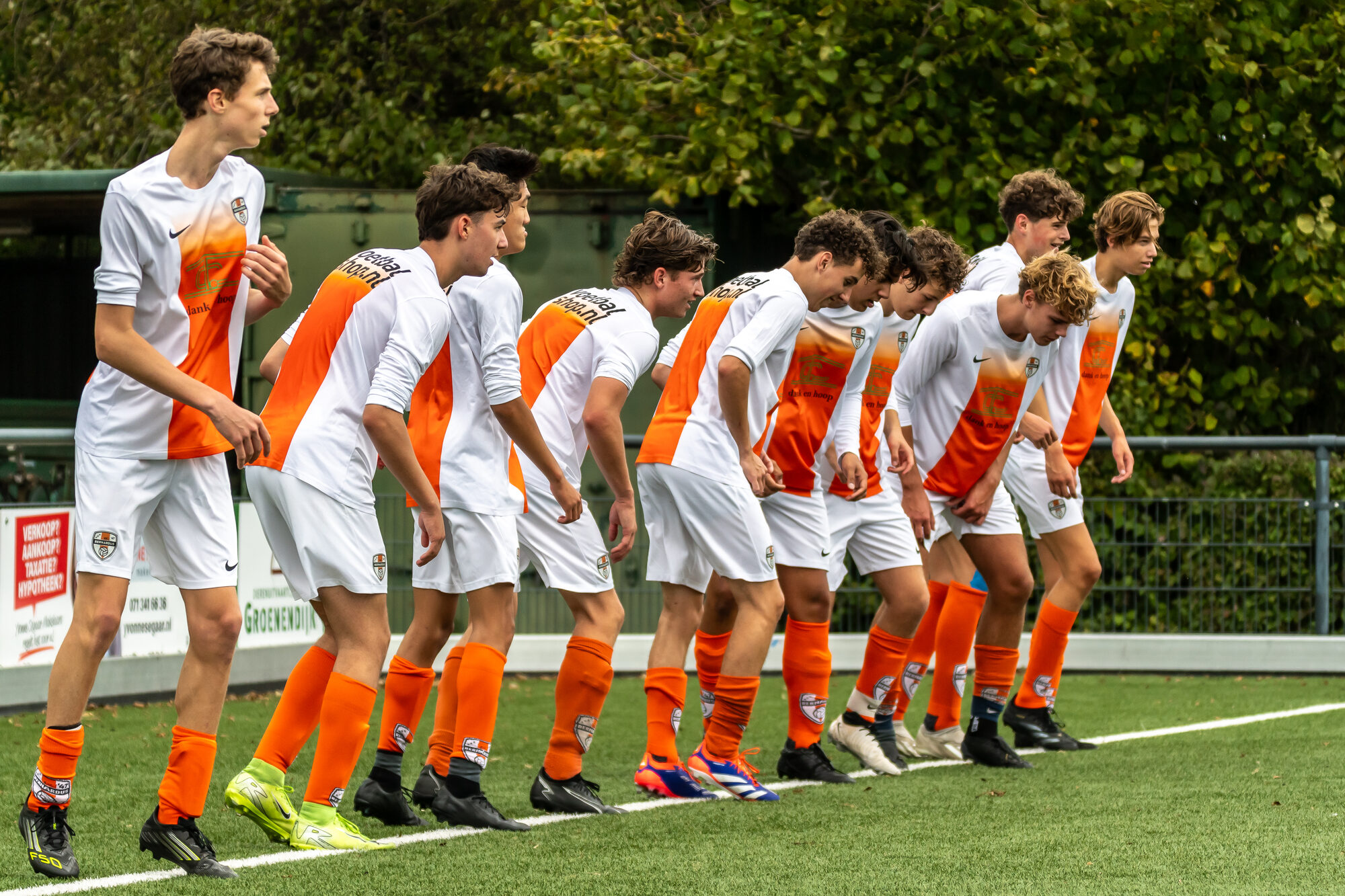 Jeugdteam van SV Bernardus met de armen om elkaar heen